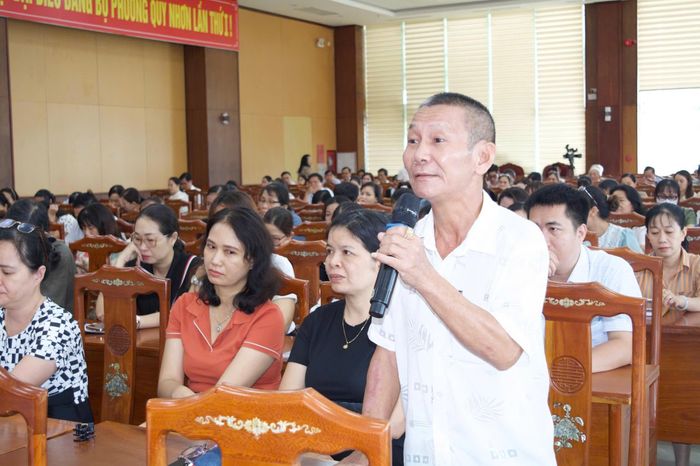 Ông Trần Văn Phúc, Phó Bí thư Chi bộ, Tổ trưởng Tổ dân phố 14, phường Quy Nhơn phát biểu kiến nghị, phản ánh tâm tư, nguyện vọng của cử tri.