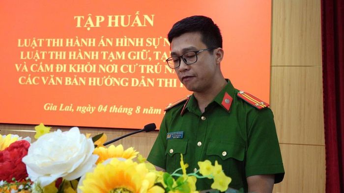 Báo cáo viên phổ biến, hướng dẫn những điểm mới của các quy định pháp luật về thi hành án, tạm giữ và tạm giam.