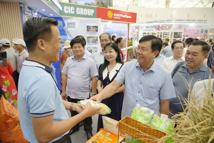 Đồng chí Nguyễn Tiến Hải, Ủy viên Trung ương Đảng, Bí thư Tỉnh ủy An Giang, tham quan giang hàng trưng bày sản phẩm nông nghiệp xanh tại Triển lãm A80. (Ảnh: Báo điện tử Chính Phủ)