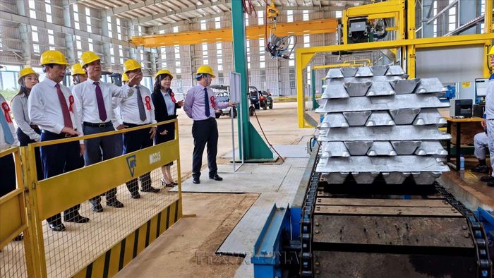 Phó Thủ tướng, Bộ trưởng Quốc phòng Phan Văn Giang cùng các đại biểu tham quan dây chuyền sản xuất tại Nhà máy điện phân nhôm Đắk Nông, dự án luyện nhôm kim loại đầu tiên của Việt Nam. Ảnh: Nguyễn Huy Thành – TTXVN