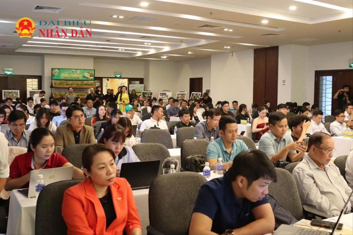 Đông đảo phóng viên các cơ quan thông tấn, báo chí Trung ương và địa phương tham dự họp báo