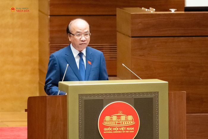 Chủ nhiệm Ủy ban Pháp luật và Tư pháp Phan Chí Hiếu trình bày Báo cáo thẩm tra dự án Nghị quyết. Ảnh: Phạm Thắng