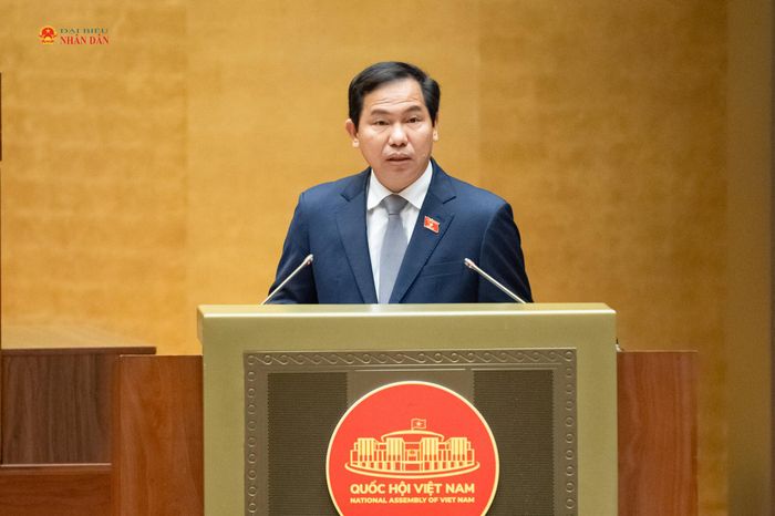 Tổng Thư ký Quốc hội, Chủ nhiệm Văn phòng Quốc hội Lê Quang Mạnh trình bày Tờ trình dự án Nghị quyết. Ảnh: Phạm Thắng