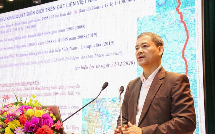 Các báo cáo viên trình bày tại hội nghị. Ảnh: Văn Dũng