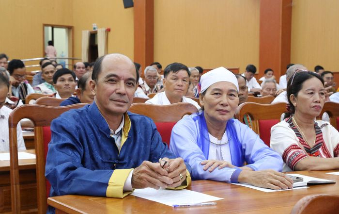 Phát huy vai trò già làng, người có uy tín trong quản lý, bảo vệ chủ quyền lãnh thổ, góp phần xây dựng tuyến biên giới hòa bình, hữu nghị, hợp tác và phát triển. Ảnh: Văn Dũng