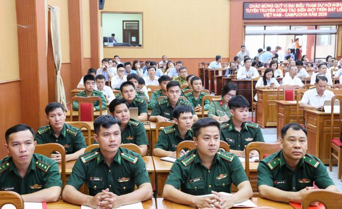 Các chiến sĩ Bộ đội Biên phòng dự và nghe các báo cáo viên trình bày tại hội nghị. Ảnh: Văn Dũng