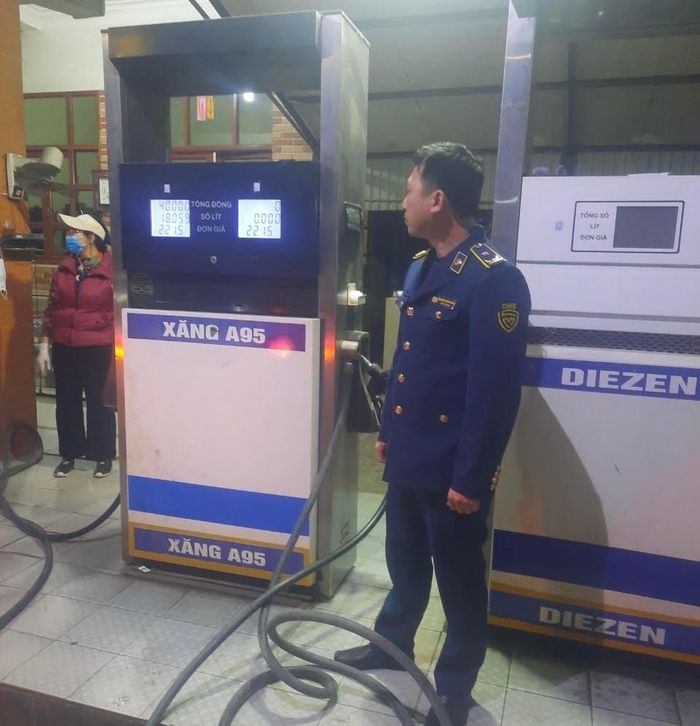 Lực lượng quản lý thị trường thành phố Hà Nội tiến hành kiểm tra cây xăng trên địa bàn. Ảnh QLTT