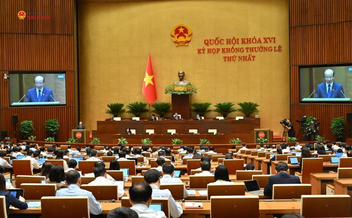 Chủ nhiệm Ủy ban pháp luật và Tư pháp Phan Chí Hiếu trình bày Báo cáo thẩm tra các Tờ trình, Đề án về thành lập thành phố Quảng Ninh và thành phố Bắc Ninh. Ảnh: Quang Khánh