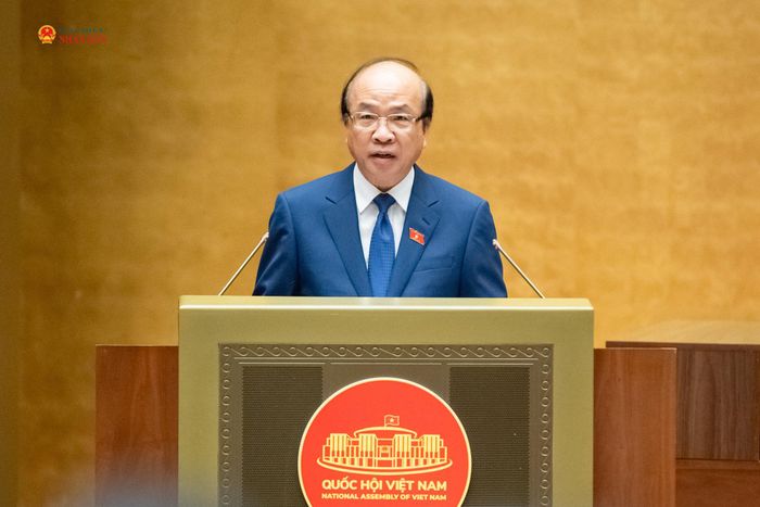 Chủ nhiệm Ủy ban pháp luật và Tư pháp Phan Chí Hiếu trình bày Báo cáo thẩm tra các Tờ trình, Đề án về thành lập thành phố Quảng Ninh và thành phố Bắc Ninh. Ảnh Phạm Thắng