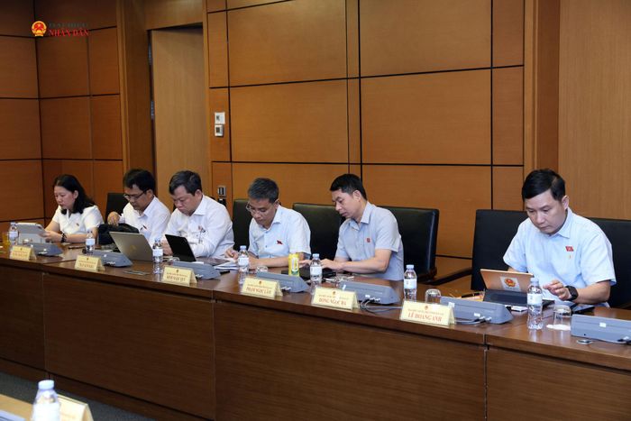 Các đại biểu tham dự phiên thảo luận tại Tổ 5 (Đoàn ĐBQH tỉnh Hưng Yên, tỉnh Gia Lai)