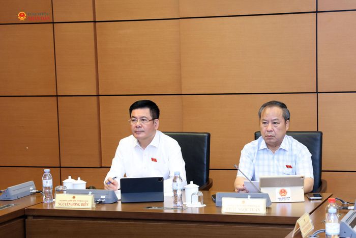 Phó Chủ tịch Quốc hội Nguyễn Hồng Diên tham dự phiên thảo luận Tổ 5 (Đoàn ĐBQH tỉnh Hưng Yên, tỉnh Gia Lai)