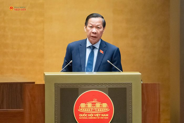 Chủ nhiệm Ủy ban Kinh tế và Tài chính Phan Văn Mãi trình bày Báo cáo thẩm tra về chủ trương đầu tư Dự án đầu tư xây dựng đường Vành đai 5 - Vùng Thủ đô Hà Nội; việc điều chỉnh chủ trương đầu tư Dự án đầu tư xây dựng tuyến đường sắt Lào Cai - Hà Nội - Hải Phòng. Ảnh: Phạm Thắng