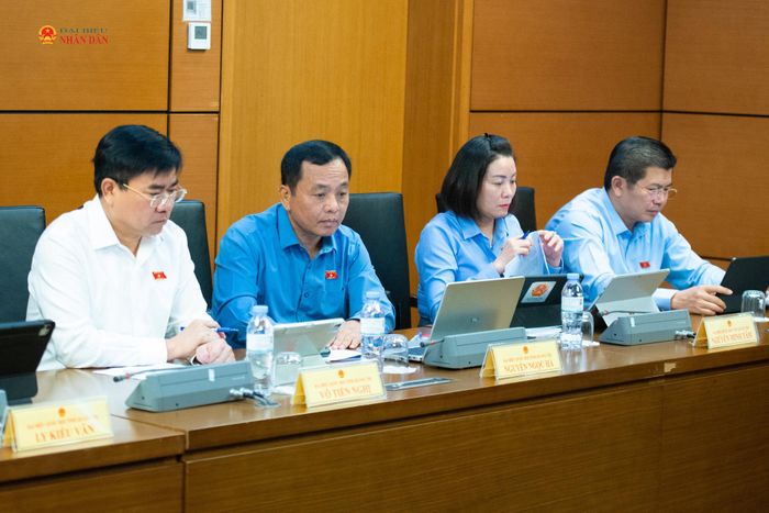 ĐBQH tỉnh Quảng Trị tham gia phiên thảo luận tại Tổ 13