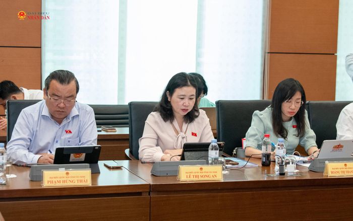 ĐBQH tỉnh Tây Ninh tham dự phiên thảo luận tổ. Ảnh: Lâm Hiển