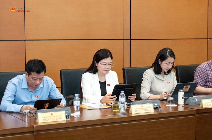 ĐBQH tỉnh Thanh Hóa tham dự phiên thảo luận tổ. Ảnh: Lâm Hiển