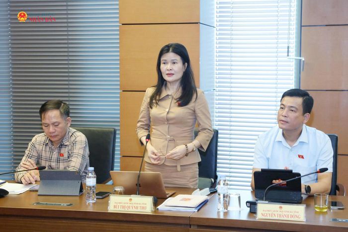 ĐBQH Bùi Thị Quỳnh Thơ (Hà Tĩnh) phát biểu thảo luận tại Tổ 9