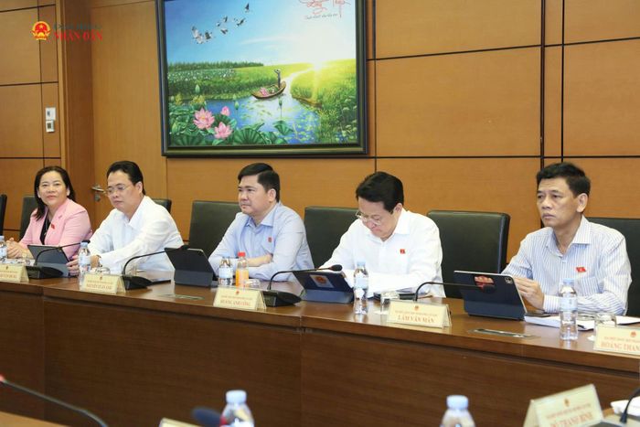 Các đại biểu Đoàn ĐBQH TP. Cần Thơ tại phiên thảo luận