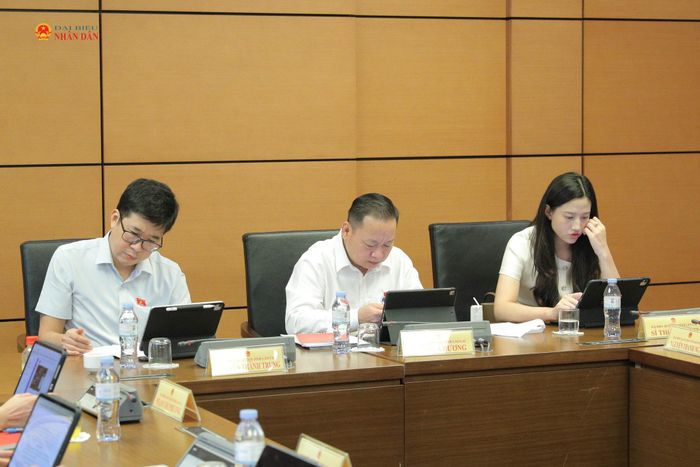 ĐBQH tỉnh Lào Cai tham dự phiên thảo luận tổ. Ảnh: Hồ Long