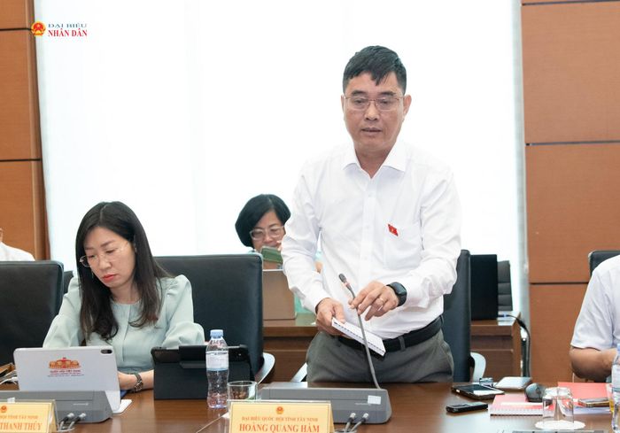 ĐBQH Hoàng Quang Hàm (Tây Ninh) phát biểu thảo luận. Ảnh: Lâm Hiển