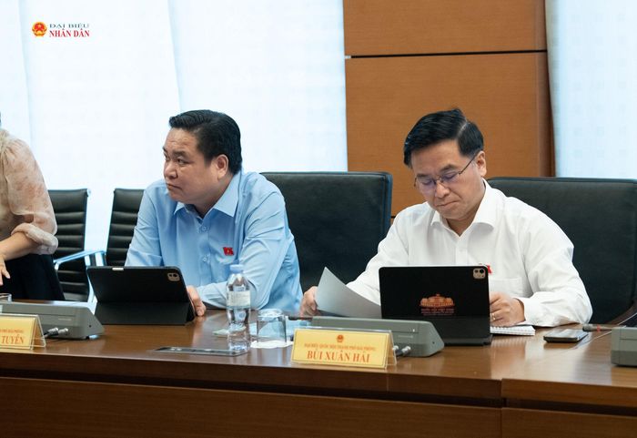 Các ĐBQH tham dự thảo luận tổ. Ảnh: Lâm Hiển