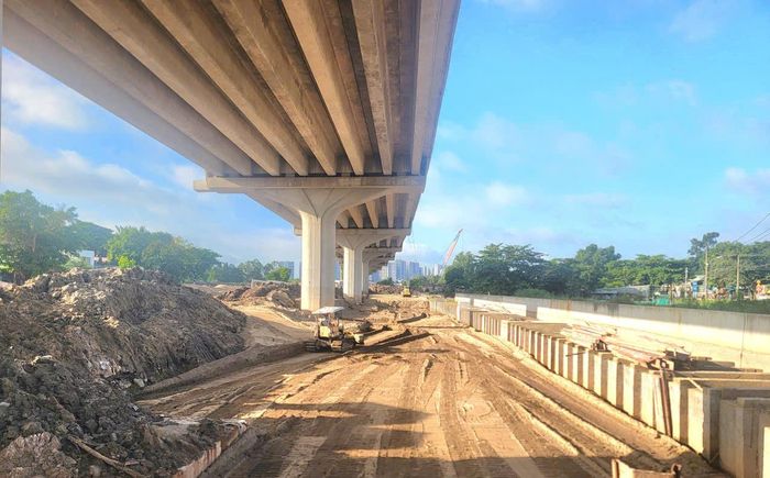 Vật liệu xây dựng là cát san lấp dùng để thực hiện san lấp nền đường tại Dự án đường Vành đai 3 TP. Hồ Chí Minh, đoạn qua địa bàn phường Long Bình. Ảnh: Quang Phương