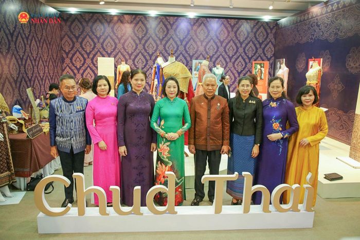 Chủ tịch Quốc hội Thái Lan Sophon Zaram và Phó Chủ tịch Quốc hội Nguyễn Thị Thanh tham quan triển lãm. Ảnh: Đắc Trường