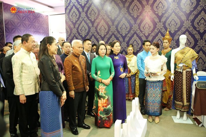Chủ tịch Quốc hội Thái Lan Sophon Zaram và Phó Chủ tịch Quốc hội Nguyễn Thị Thanh cùng các đại biểu tham quan triển lãm. Ảnh: Đắc Trường
