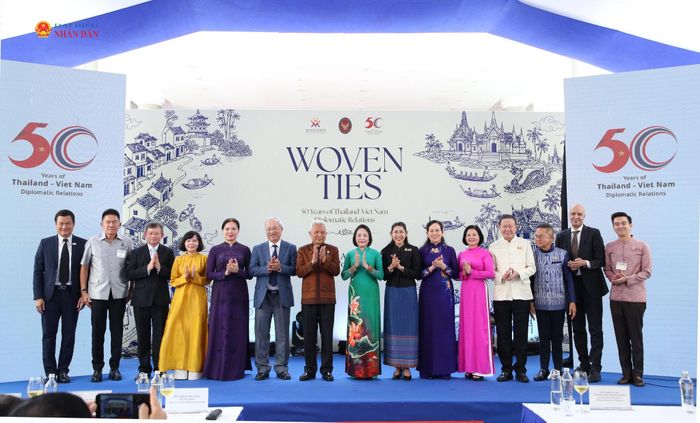 Chủ tịch Quốc hội Thái Lan Sophon Zaram và Phó Chủ tịch Quốc hội Nguyễn Thị Thanh chụp ảnh lưu niệm với các đại biểu. Ảnh: Đắc Trường