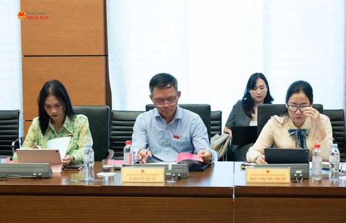 Các ĐBQH dự thảo luận tại Tổ 11 sáng 6/8