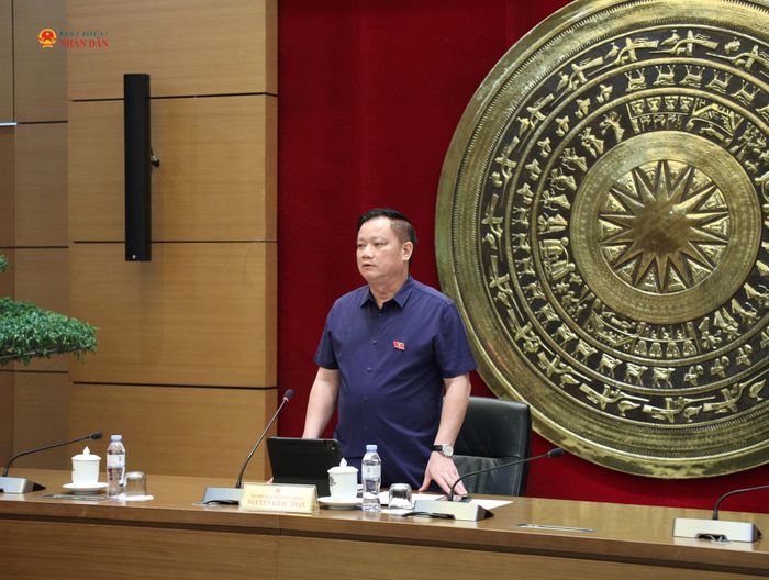 Bí thư Tỉnh ủy, Trưởng Đoàn ĐBQH tỉnh Nghệ An Nguyễn Khắc Thận điều hành phiên thảo luận Tổ