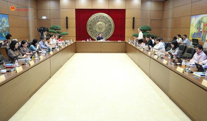 Toàn cảnh phiên thảo luận tại Tổ 7, sáng 6/8