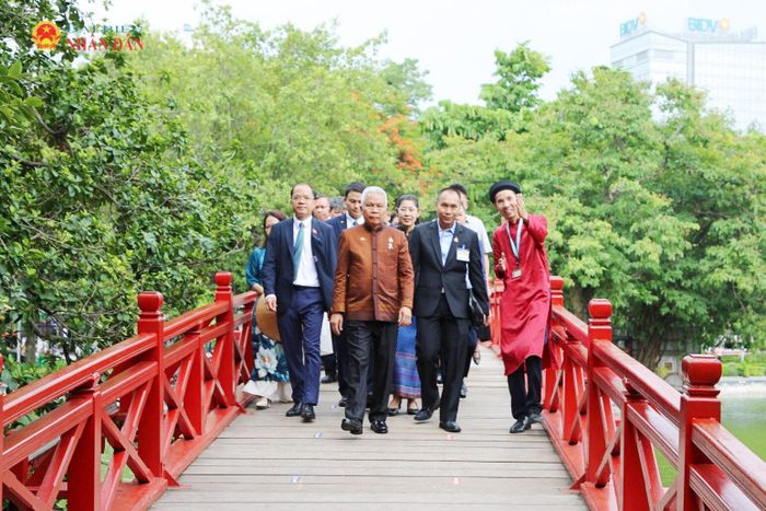 Chủ tịch Quốc hội kiêm Chủ tịch Hạ viện Thái Lan Sophon Zaram và các đại biểu đi dạo trên cầu Thê Húc. Ảnh: Đắc Trường