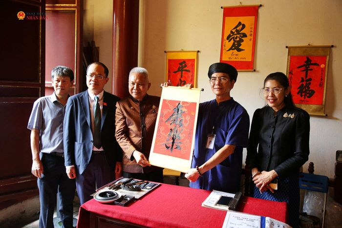 Chủ tịch Quốc hội kiêm Chủ tịch Hạ viện Thái Lan Sophon Zaram chụp ảnh lưu niệm tại đền Ngọc Sơn. Ảnh: Đắc Trường