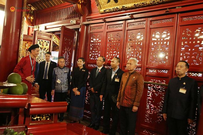 Chủ tịch Quốc hội kiêm Chủ tịch Hạ viện Thái Lan Sophon Zaram và các thành viên trong Đoàn tìm hiểu về lịch sử hình thành, giá trị kiến trúc, văn hóa và tín ngưỡng của đền Ngọc Sơn