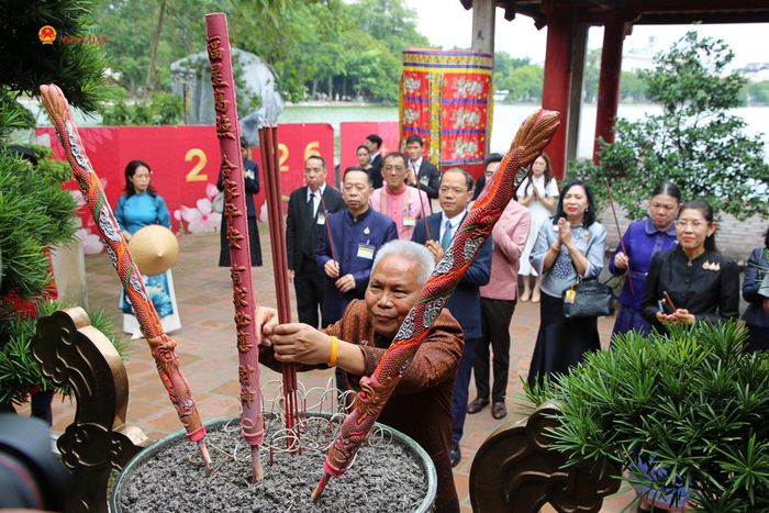 Chủ tịch Quốc hội kiêm Chủ tịch Hạ viện Thái Lan Sophon Zaram dâng hương tại đền Ngọc Sơn. Ảnh: Đắc Trường