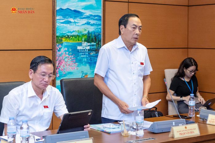 ĐBQH Phạm Văn Hòa (Đồng Tháp) phát biểu tại Tổ 14. Ảnh: Mạnh Hưng
