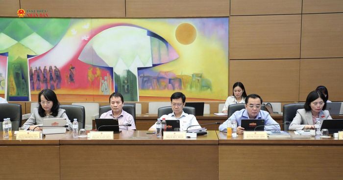 Các ĐBQH tỉnh Lâm Đồng dự thảo luận tổ