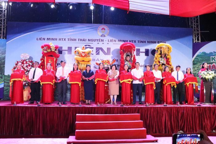 Các đại biểu cắt băng khai mạc Phiên chợ. Ảnh: LMHTXVN
