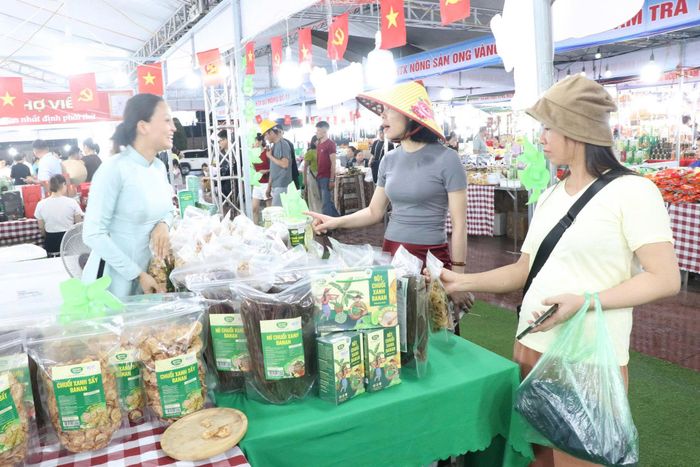 Ban Tổ chức mong muốn lan tỏa mạnh mẽ hơn nữa giá trị của các sản phẩm OCOP, nông sản an toàn và đặc sản vùng miền, góp phần thúc đẩy tiêu dùng nội địa và phát triển kinh tế địa phương. Ảnh: LMHTXVN
