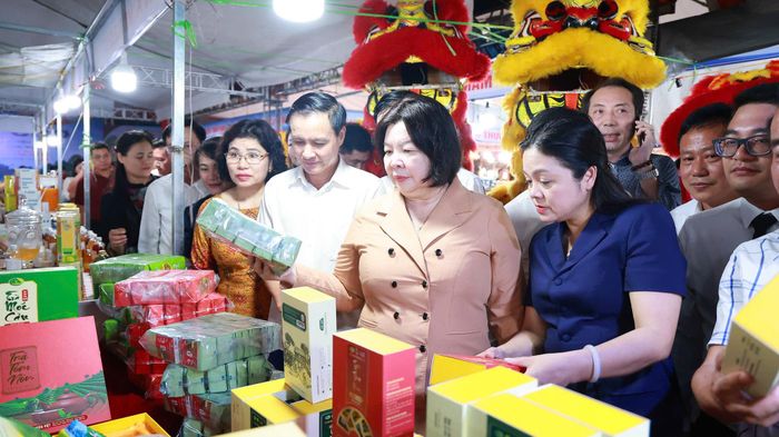 Lãnh đạo Liên minh HTX Việt Nam và lãnh đạo tỉnh Thái Nguyên tham quan các gian hàng. Ảnh: LMHTXVN