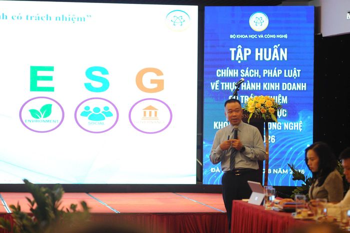 Các chuyên gia chia sẻ tại buổi tập huấn. Ảnh: TT