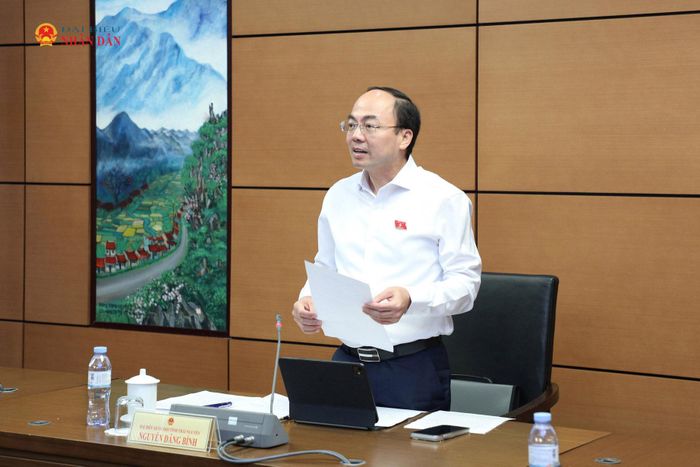 Trưởng Đoàn ĐBQH tỉnh Thái Nguyên Nguyễn Đăng Bình chủ trì buổi thảo luận tại Tổ 6