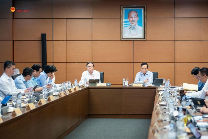 Chủ tịch Quốc hội Trần Thanh Mẫn và Bí thư Thành ủy, Trưởng Đoàn ĐBQH TP. Hồ Chí Minh Trần Lưu Quang tại phiên thảo luận Tổ 2, sáng 6/8. Ảnh: Phạm Thắng
