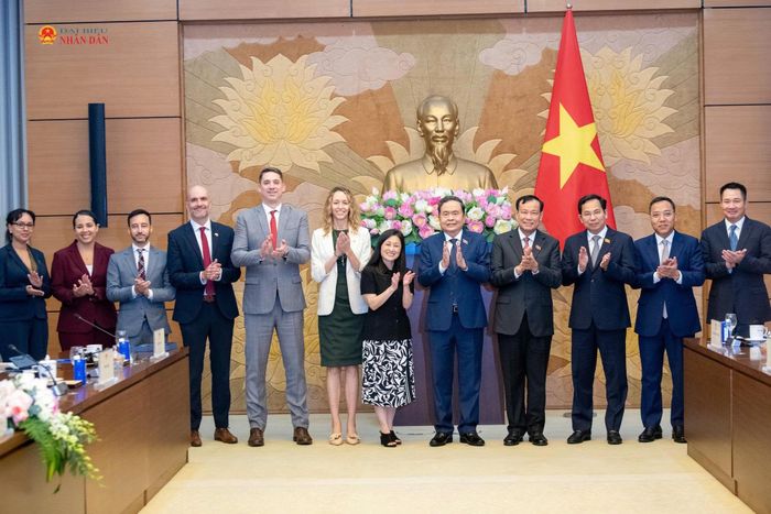 Chủ tịch Quốc hội Trần Thanh Mẫn,Đại sứ Hoa Kỳ tại Việt Nam Jennifer Wicks và các đại biểu