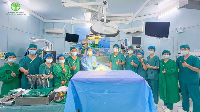Các bác sĩ thực hiện thành công ca ghép thận cho bệnh nhi. Ảnh: BVCC
