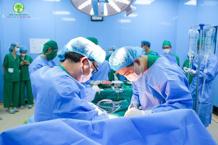 Ekip phẫu thuật thực hiện ghép thận cho bệnh nhi. Ảnh: BVCC