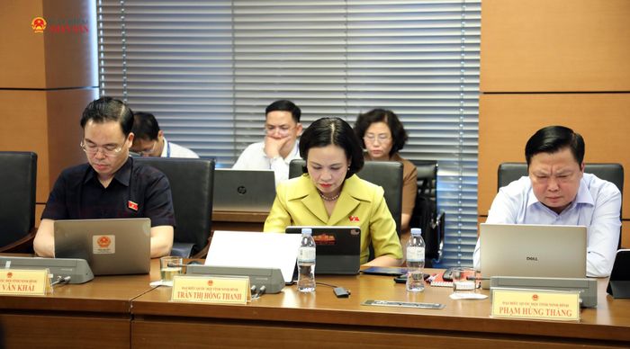 Các đại biểu tham dự phiên thảo luận tại Tổ 10