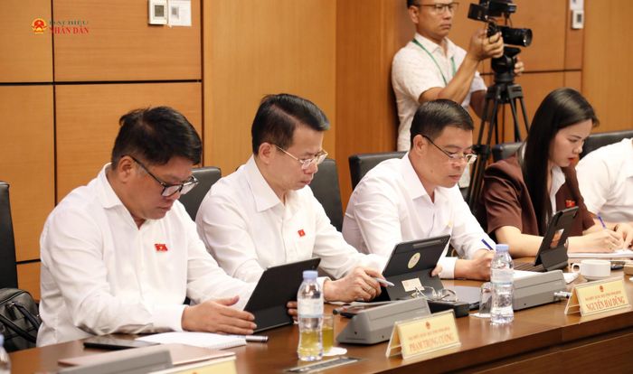 Các đại biểu thảo luận tại Tổ 10