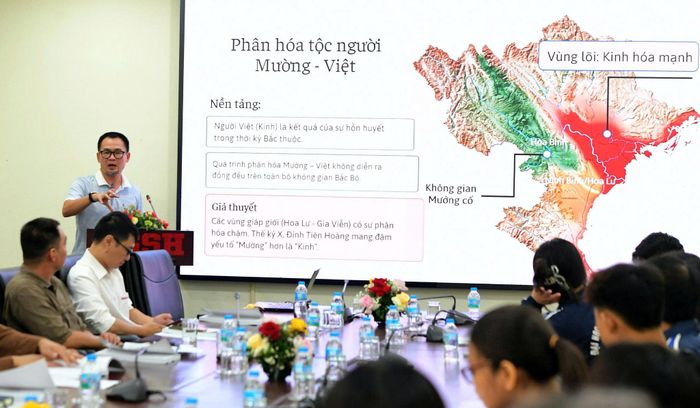 TS Đinh Đức Tiến, Khoa Lịch sử và Văn hóa, Trường Đại học Khoa học Xã hội và Nhân văn trình bày tham luận tại tọa đàm
