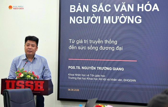 PGS. TS. Nguyễn Trường Giang, Trưởng khoa Nhân học và Tôn giáo học, Trường Đại học Khoa học xã hội và Nhân văn trình bày tham luận tại tọa đàm
